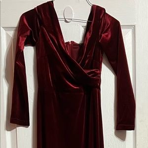 Hi there! I’m selling a brand new long slinky soft dress from Giffniseti.